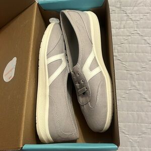 New BareTraps Women's 9M Silver Gray and White Sneakers tennis shoes flats